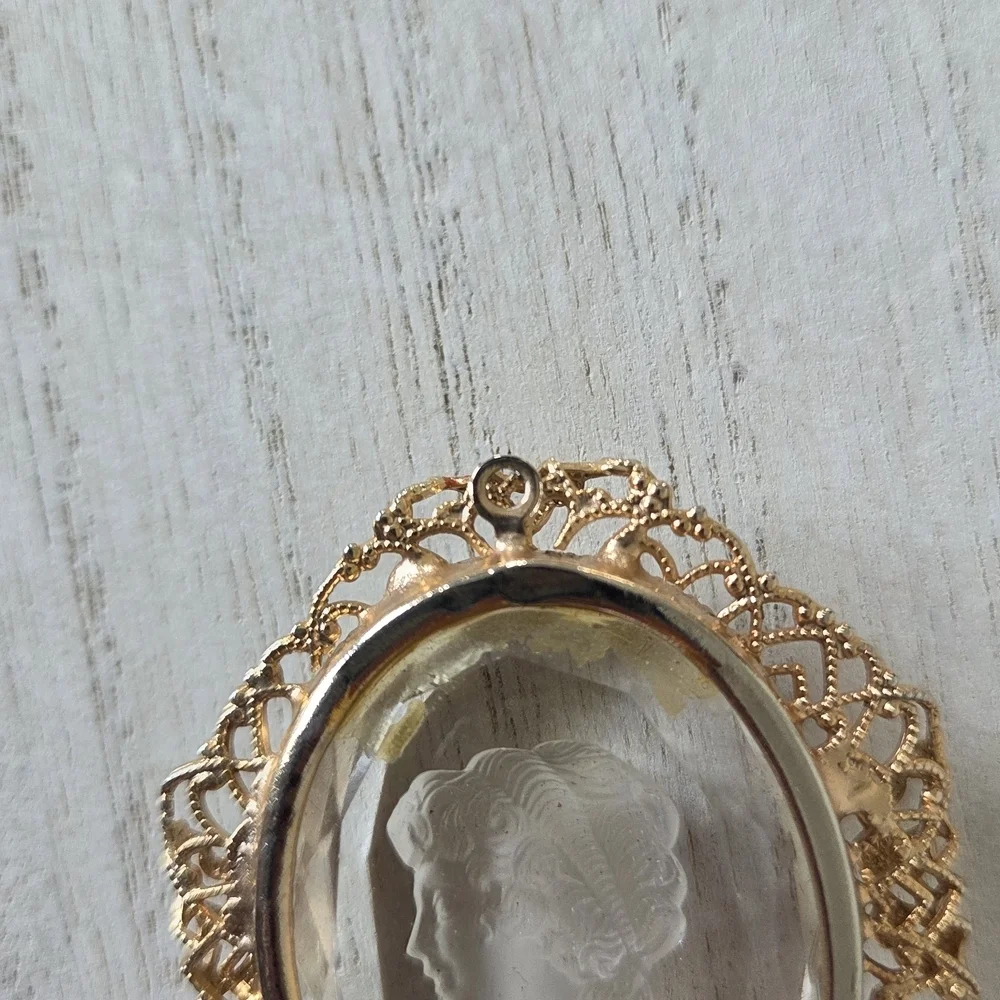 Vintage Cameo Pendant - Clear With Gold Frame